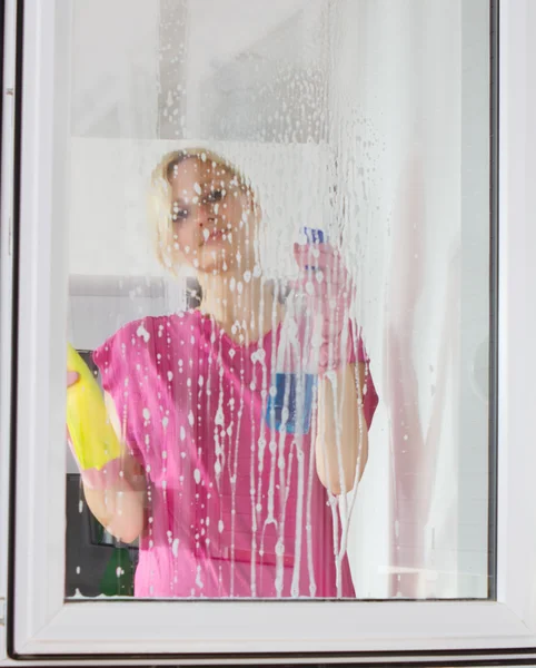 Frau beim Fensterwaschen — Stockfoto