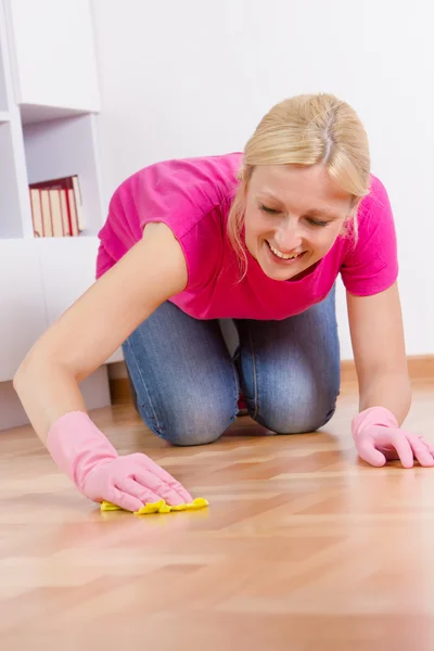 Giovane donna pulizia casa — Foto Stock