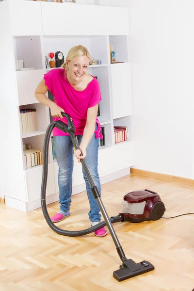 Junge Frau putzt Haus — Stockfoto