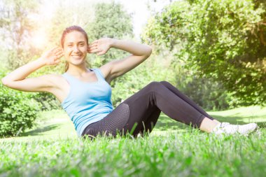 egzersiz yaparak mutlu fitness kız