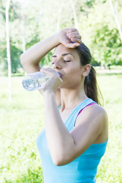 Fitness ragazza acqua potabile — Foto Stock