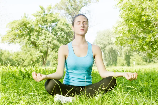 Belle jeune femme faisant du yoga — Photo