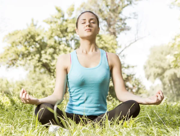 Yoga yapan güzel bir genç kadın. — Stok fotoğraf