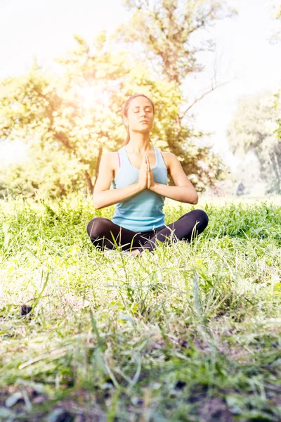 Belle jeune femme faisant du yoga — Photo