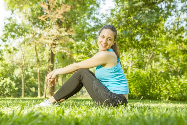 Dziewczynka fitness szczęśliwy relaksujący — Zdjęcie stockowe