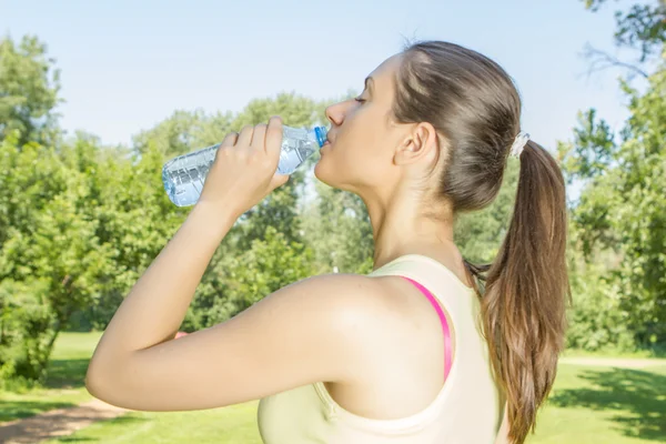 Fitness tjej dricksvatten — Stockfoto