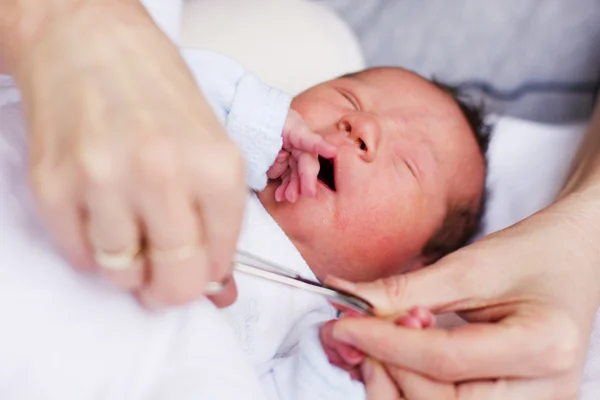 Couper des ongles de bébé — Photo