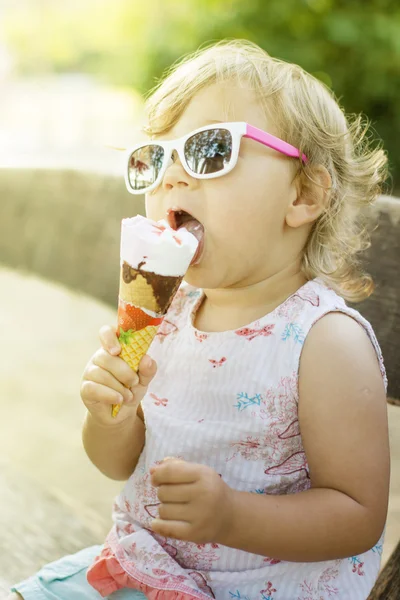 Schattige babymeisje eten van ijs — Stockfoto