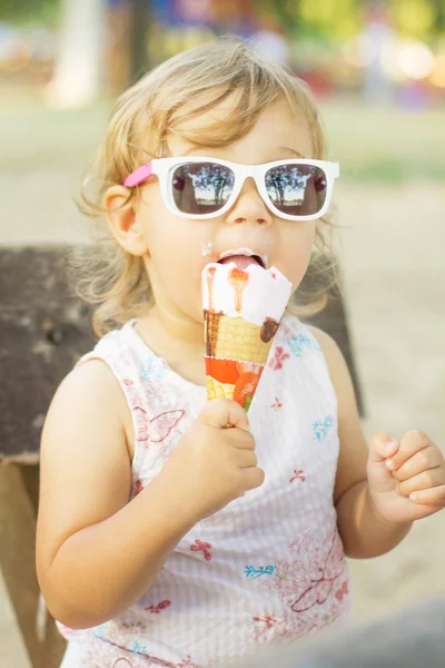 Niedliches kleines Mädchen isst Eis — Stockfoto