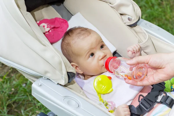 Bebé niña beber agua —  Fotos de Stock