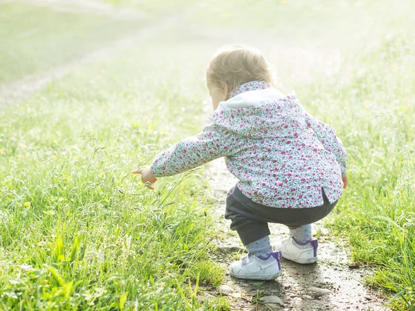 Bebê infantil na natureza — Fotografia de Stock