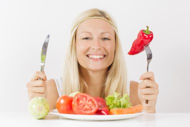mutlu bir kadın sebze yemek