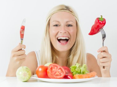 mutlu bir kadın sebze yemek