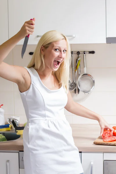 Portrait de jeune femme blonde préparant des légumes — Photo