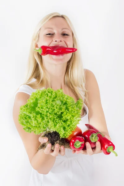 Счастливая блондинка с овощами — стоковое фото
