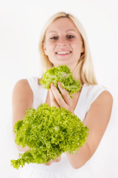 Femme heureuse tenant salade verte — Photo