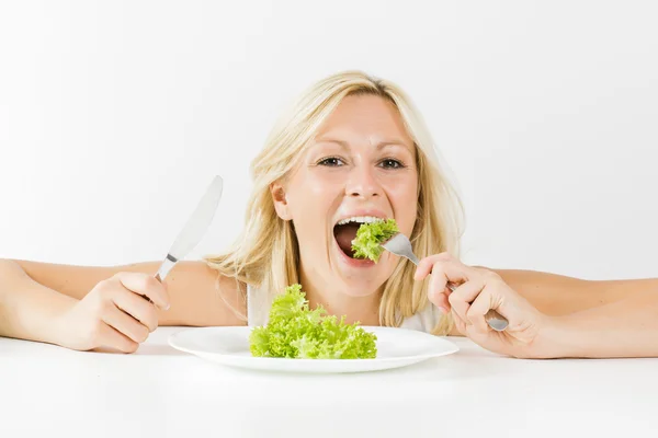 Vrouw die groene salade eet — Stockfoto