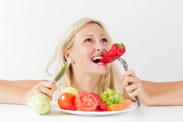 Gelukkige vrouw eten plantaardige — Stockfoto