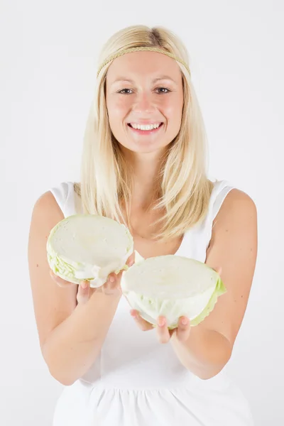 Gelukkige vrouw bedrijf groene salade — Stockfoto