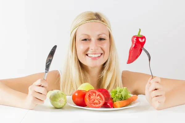 Gelukkige vrouw eten plantaardige — Stockfoto