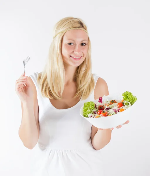 Glückliche junge Frau isst frisches Gemüse — Stockfoto