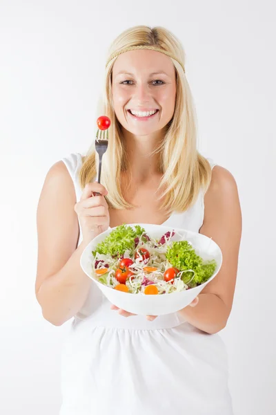 Mutlu genç kadın taze sebze yemek — Stok fotoğraf