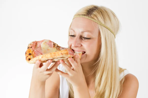 Flicka äter pizza — Stockfoto