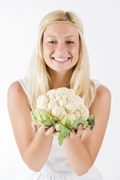 Žena hospodářství cauliflowe — Stock fotografie