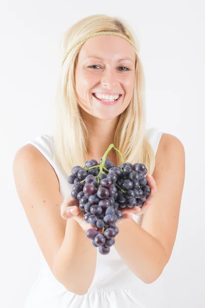 Aantrekkelijke blonde vrouw bedrijf druiven — Stockfoto