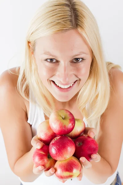 Νέα γυναίκα που κρατά κόκκινο οργανικών μήλο — Φωτογραφία Αρχείου