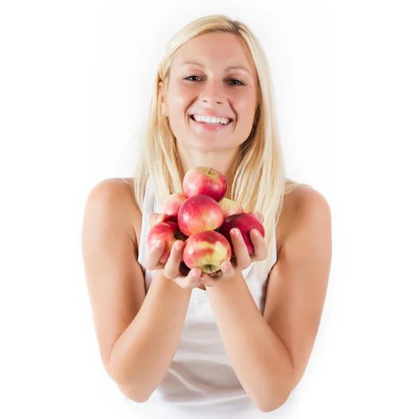 Mujer joven sosteniendo manzana roja orgánica — Foto de Stock