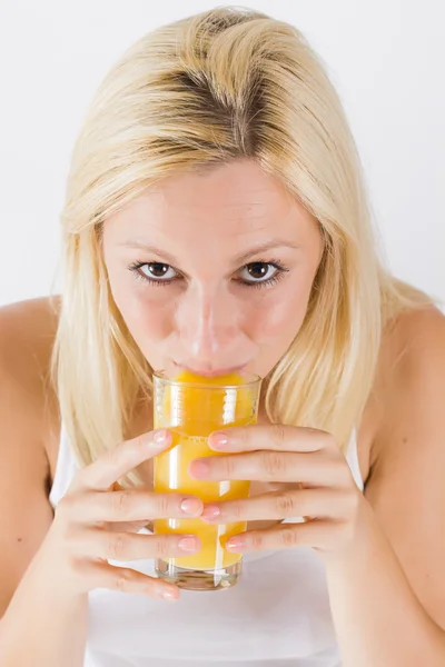 美しい女性はオレンジ ジュースを飲む — ストック写真