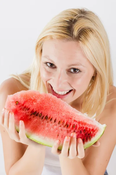 Mulher loira bonita comendo melancia fresca — Fotografia de Stock