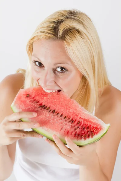 Gelukkige vrouw eten van verse watermeloen — Stockfoto