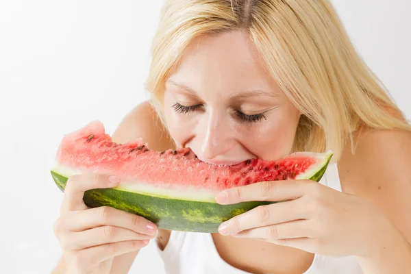 Hermosa mujer rubia comiendo sandía fresca —  Fotos de Stock