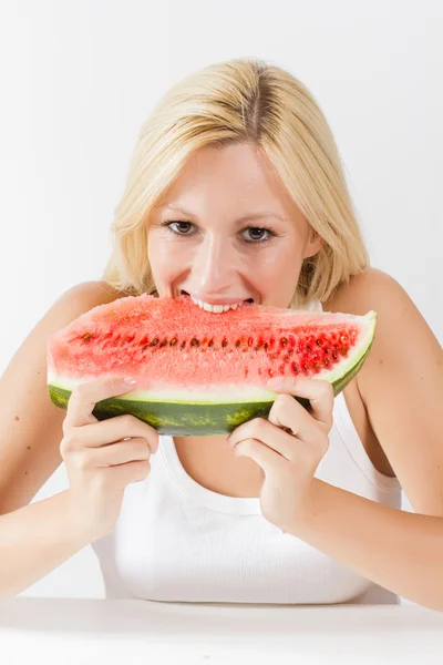 Sorridente giovane donna mangiare anguria fresca — Foto Stock