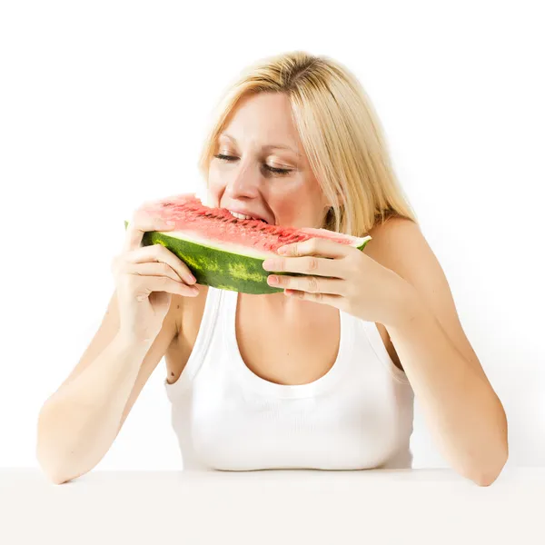 Glückliche junge Frau isst frische Wassermelone — Stockfoto