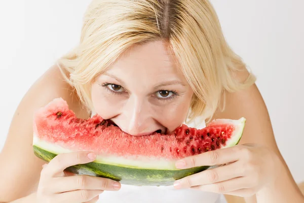 Glückliche junge Frau isst frische Wassermelone — Stockfoto