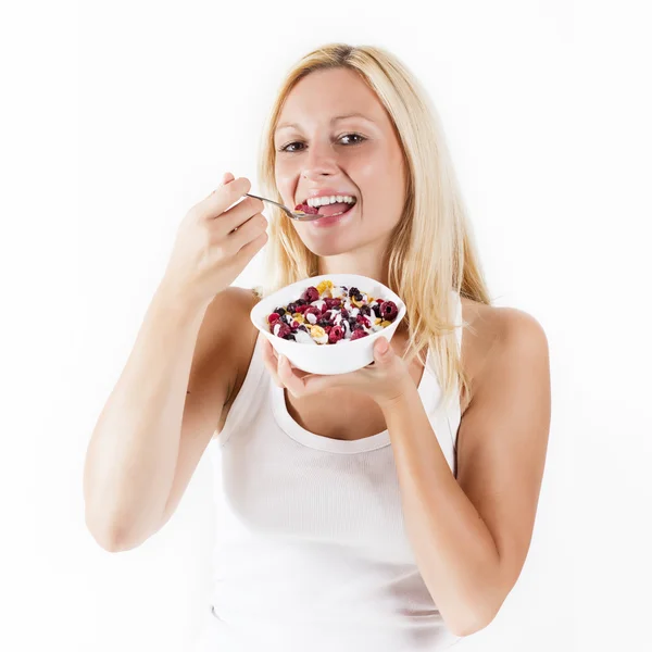 Mulher loira feliz comer muesli — Fotografia de Stock