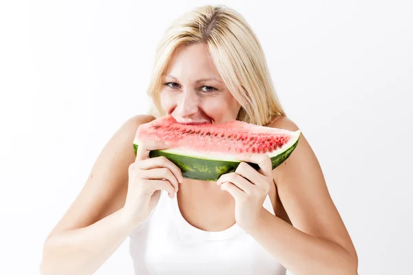 Glückliche junge Frau isst frische Wassermelone — Stockfoto