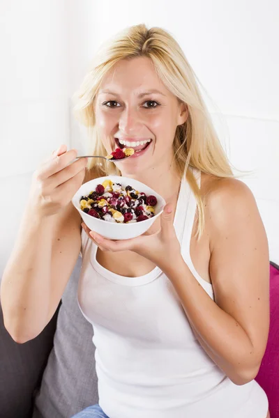 Mulher loira feliz comer muesli — Fotografia de Stock