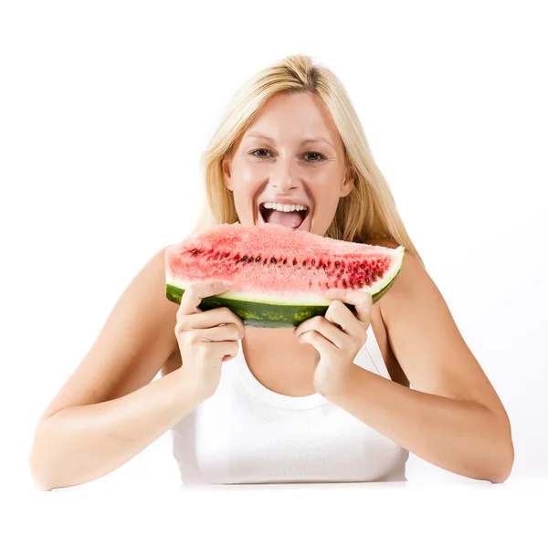 Glückliche junge Frau isst frische Wassermelone — Stockfoto