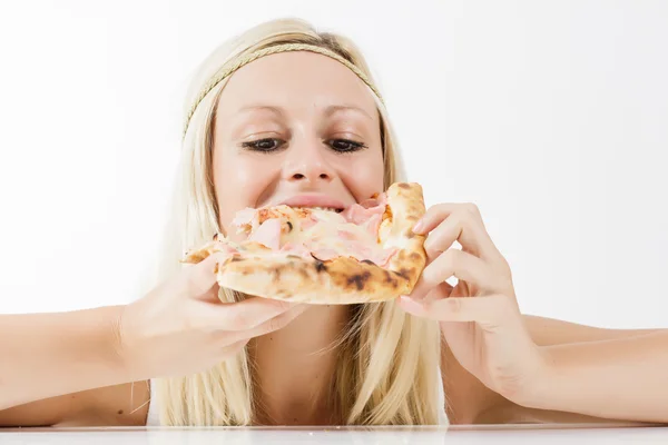 Flicka äter pizza — Stockfoto