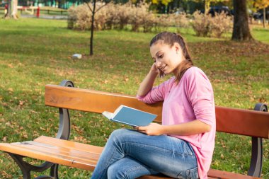 Öğrenci kız okuma kitabı