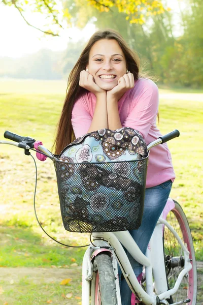 Retrato de menina estudante sorridente — Fotografia de Stock