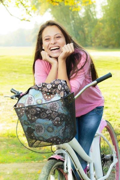 Portret Uśmiechnięta dziewczyna student — Zdjęcie stockowe