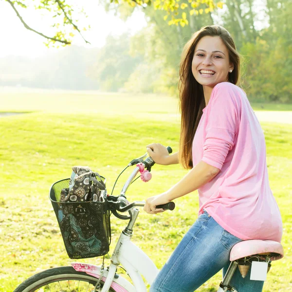 Menina estudante feliz com bicicleta — Fotografia de Stock