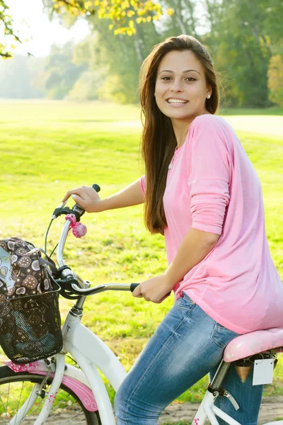 Menina estudante feliz com bicicleta — Fotografia de Stock