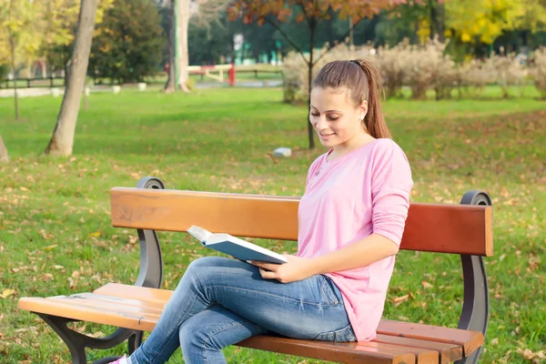 Estudante leitura livro menina — Fotografia de Stock