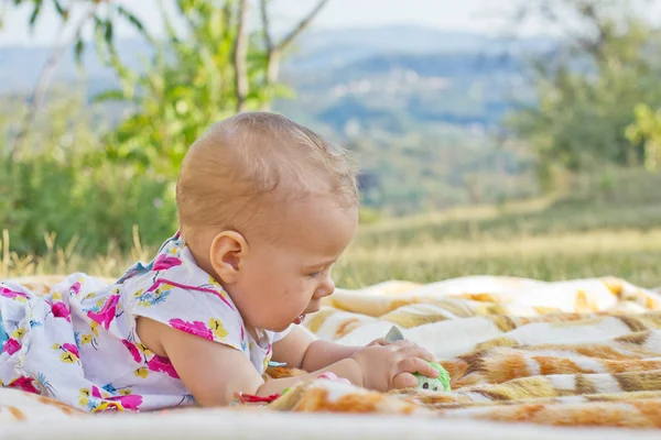 Bebê jogando ao ar livre — Fotografia de Stock